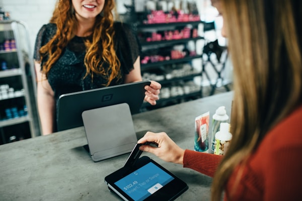 Paso 1: Cliente en el mostrador frente a la terminal verificadora de precios
