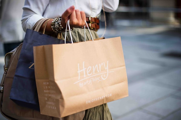 Paso 3: Cliente satisfecho continuando su compra después de verificar el precio